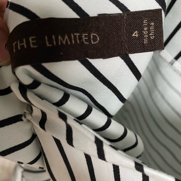 Striped Dress with Gold Button Detail ๐ค๐ค - Picture 5 of 9